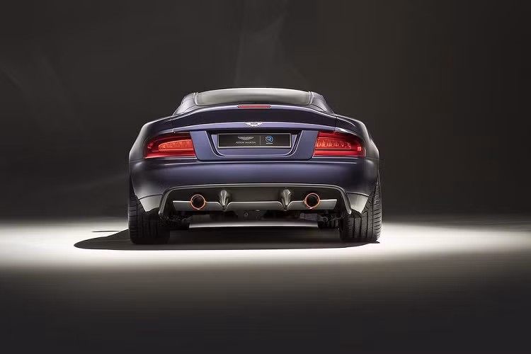 Hệ thống treo cũng có những sự thay đổi lớn với các giảm xóc và lò xo mới, cùng các thanh ổn định chống nghiêng to bản ở cả phía trước lẫn sau xe. Những chi tiết này đã đem tới cho Vanquish 25 cảm giác tay lái chính xác và nhanh nhạy hơn. Callum cũng trang bị cho chiếc xe vòng bi lớn hơn, cứng hơn cho cả hai trục, trong khi hệ thống phanh của nguyên bản đã được thay thế bằng một bộ đĩa gốm-carbon mới nhất của Aston Martin.