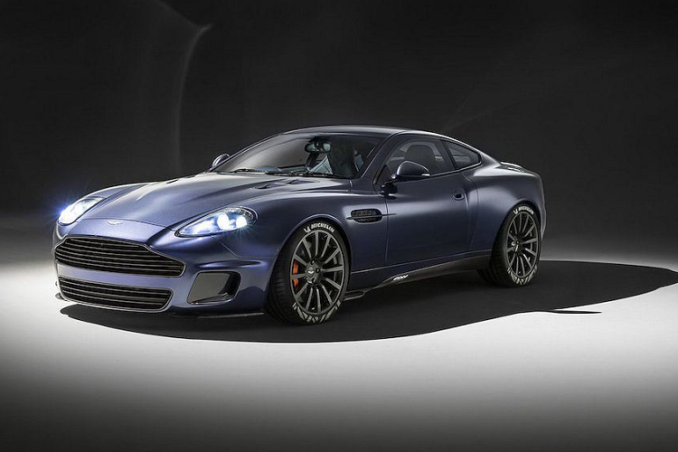 Trong thời kỳ Aston Martin thuộc quyền sở hữu của Ford, có lẽ Vanquish chính là mẫu xe nổi bật nhất. Được "chấp bút" bởi nhà thiết kế người Anh Ian Callum, Aston Martin Vanquish đã ghi đậm dấu ấn khi là người bạn đồng hành của Điệp viên 007 James Bond trong phần phim Die Another Day. Ra mắt lần đầu vào năm 2001, chiếc xe chuẩn bị được tái sinh sau gần 18 năm với phiên bản mới mang tên Aston Martin Vanquish 25 by Callum.