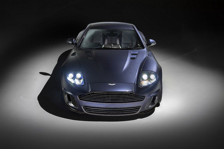 Các ghế ngồi cũng được mới bới ghế lái thấp hơn để đem tới cảm nhận tốt hơn về chiếc xe. Callum cũng loại bỏ hàng ghế sau, giải phóng không gian cho cả người lái lẫn hành khách và khiến nội thất trở nên tiện dụng hơn trước. Nội thất không chỉ được bọc da cao cấp, mà còn trang trí bởi các vân xéo độc đáo. Với toàn bộ các thay đổi này, Vanquish 25 không chỉ đơn thuần là một chiếc Vanquish thường được độ lại, mà đã trở thành một mẫu xe mới.