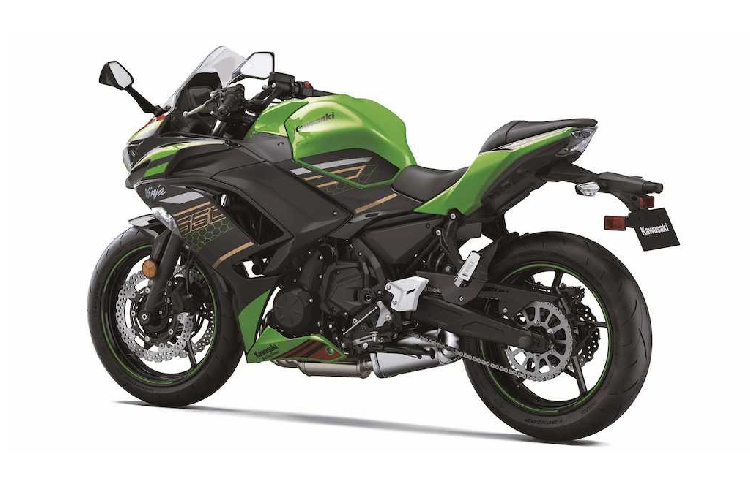 Để tạo ra mẫu xe Kawasaki Ninja 650 2020, về cơ bản Kawasaki đã tổng hợp các đặc điểm của cả Ninja 400 lẫn ZX-6R. Cụm đèn pha kép sắc sảo vuốt về phía trước của chiếc xe có hình dáng giống cả 2 mẫu sportbike trên, nhưng sử dụng bóng LED tương tự ZX-6R.