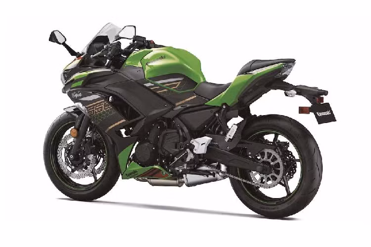 Để tạo ra mẫu xe Kawasaki Ninja 650 2020, về cơ bản Kawasaki đã tổng hợp các đặc điểm của cả Ninja 400 lẫn ZX-6R. Cụm đèn pha kép sắc sảo vuốt về phía trước của chiếc xe có hình dáng giống cả 2 mẫu sportbike trên, nhưng sử dụng bóng LED tương tự ZX-6R.