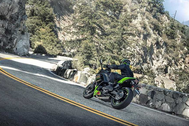 Chiếc xe vẫn được trang bị thụt ống lồng 41mm trước không thể điều chỉnh và thụt sau chỉnh được tải trọng. Bánh xe 17 inch, lốp không săm Dunlop Sportmax và hệ thống phanh đĩa trước sau của Nissin với ABS là trang bị tùy chọn. Tại Mỹ, giá bán Ninja 650 2020 được Kawasaki công bố là 7.399 USD (khoảng 171 triệu đồng) cho phiên bản không ABS và 7.799 USD (khoảng 180 triệu đồng) cho bản có ABS.