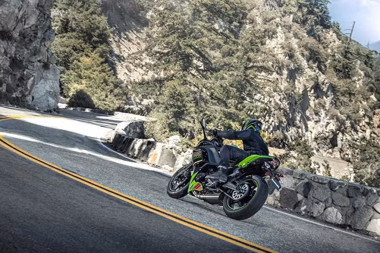 Chiếc xe vẫn được trang bị thụt ống lồng 41mm trước không thể điều chỉnh và thụt sau chỉnh được tải trọng. Bánh xe 17 inch, lốp không săm Dunlop Sportmax và hệ thống phanh đĩa trước sau của Nissin với ABS là trang bị tùy chọn. Tại Mỹ, giá bán Ninja 650 2020 được Kawasaki công bố là 7.399 USD (khoảng 171 triệu đồng) cho phiên bản không ABS và 7.799 USD (khoảng 180 triệu đồng) cho bản có ABS.