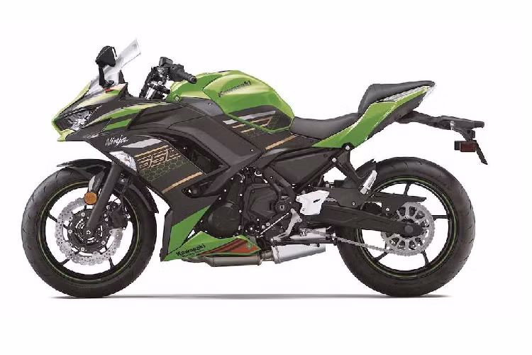 Với Ninja 650 2020, lần đầu tiên Kawasaki cũng đã trang bị bảng đồng hồ màn hình màu cho chiếc xe. Như vậy nó đã trở thành mẫu mô tô thứ 2 trong phân khúc trung cấp cho người mới chơi xe được trang bị màn hình - sau KTM 390 Duke.