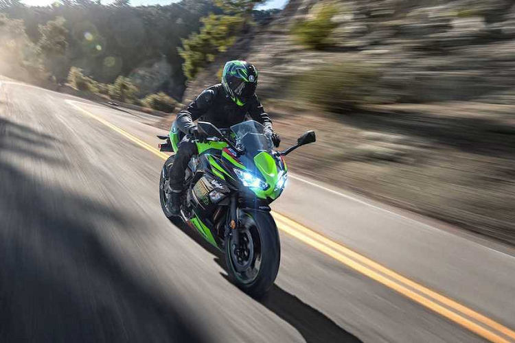 Ngoài những điểm khác biệt nêu trên, Kawasaki Ninja 650 2020 hoàn toàn có thông số kỹ thuật tương tự như đời cũ. Xe được trang bị động cơ 2 xi-lanh thẳng hàng EFI dung tích 649cc DOHC 4 van/xi-lanh nạp khí tự nhiên, cho công suất 67 mã lực và mô-men xoắn 65,9Nm. Sức mạnh được truyền tới bánh sau thông qua hộp số 6 cấp li hợp trượt và hệ thống truyền động xích tải.