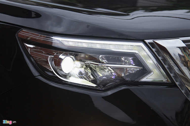 Không nhiều xe ở tầm giá 1,2 tỷ đồng có màn hình giải trí lên tới 10 inch như Terra. Điểm khác biệt ở mẫu xe SUV Nissan Terra với các đối thủ là tính năng hạ hàng ghế thứ hai từ vị trí tài xế. Cơ cấu này giúp tài xế giảm bớt thời gian thao tác trong trường hợp dùng tới hàng ghế thứ ba.