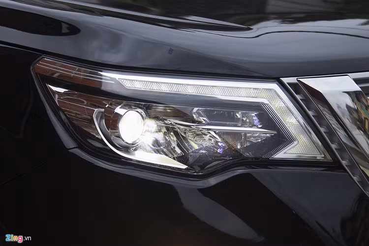 Không nhiều xe ở tầm giá 1,2 tỷ đồng có màn hình giải trí lên tới 10 inch như Terra. Điểm khác biệt ở mẫu xe SUV Nissan Terra với các đối thủ là tính năng hạ hàng ghế thứ hai từ vị trí tài xế. Cơ cấu này giúp tài xế giảm bớt thời gian thao tác trong trường hợp dùng tới hàng ghế thứ ba.