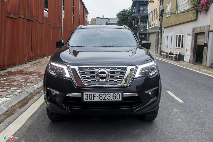 Đèn pha xe là dạng LED tích hợp thấu kính. Xe có chiều dài 4.800 mm, khoảng sáng gầm 225 mm (lớn hơn Toyota Fortuner). Chủ xe không nâng cấp bất cứ các chi tiết nội, ngoại thất nào. 