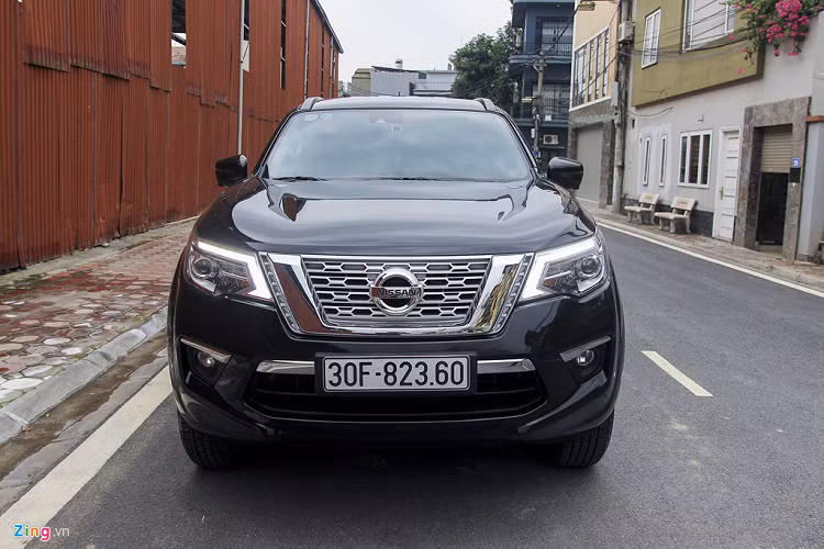 Đèn pha xe là dạng LED tích hợp thấu kính. Xe có chiều dài 4.800 mm, khoảng sáng gầm 225 mm (lớn hơn Toyota Fortuner). Chủ xe không nâng cấp bất cứ các chi tiết nội, ngoại thất nào. 