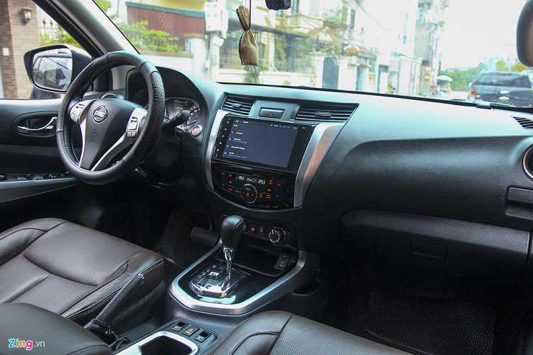 Hình ảnh từ camera lùi được hiển thị trên gương hậu trong xe nhưng diện tích rất nhỏ. Hình ảnh này có thể được hiển thị trên màn hình cảm ứng 10 inch trên bảng taplo. Terra thuộc số ít xe SUV có camera 360 độ ở bản cao cấp. 