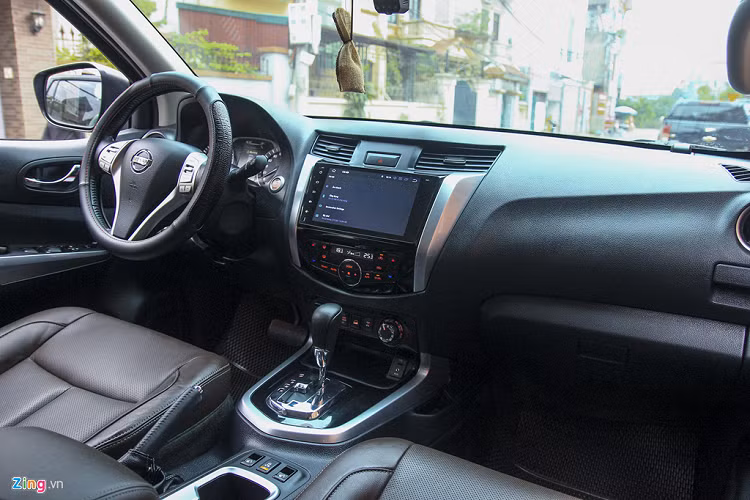 Hình ảnh từ camera lùi được hiển thị trên gương hậu trong xe nhưng diện tích rất nhỏ. Hình ảnh này có thể được hiển thị trên màn hình cảm ứng 10 inch trên bảng taplo. Terra thuộc số ít xe SUV có camera 360 độ ở bản cao cấp. 