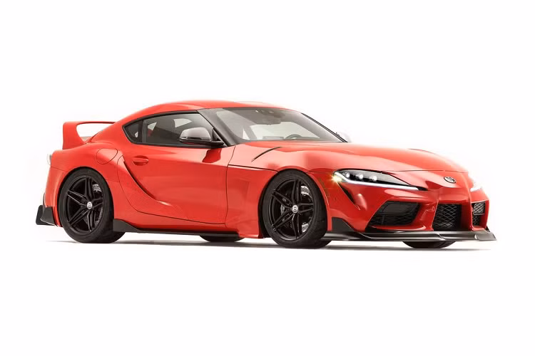 Lấy cảm hứng từ thế hệ Mk4 và xây dựng bởi Phó Giám đốc Marketing Toyota - Ed Laukes, GR Supra Heritage Edition xuất hiện cùng một loạt các thay đổi trên cụm đèn pha &amp; đèn hậu, tấm cảm trước, cánh lướt gió to bản và bộ khuếch tán khí phía sau. Khoác lên mình lớp áo Đỏ ‘Re-Entry Red’ nổi bật, chiếc Supra còn được trang bị bộ vành hình ngôi sao với kích thước trước &amp; sau lần lượt là 10.5×19-inch và 11×19-inch của HRE, bọc ngoài là bộ lốp Toyo với thông số 295/30 và 305/30.