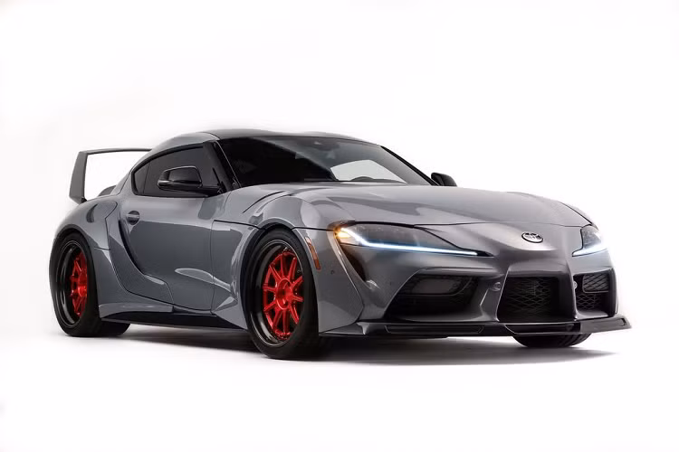 Trong khi chiếc 3000 GT không đón nhận sự thay đổi về công suất, phiên bản Toyota GR Supra HyperBoost đã vượt trội hơn với phần hiệu năng gấp đôi ban đầu. Được xây dựng bởi đội nhóm của nhà phân tích NASCAR và nhân vật truyền hình - Rutledge Wood sở hữu sức mạnh 750 mã, cụm phanh Brembo “xịn sò” và bộ giảm xóc KW có khả năng điều chỉnh.