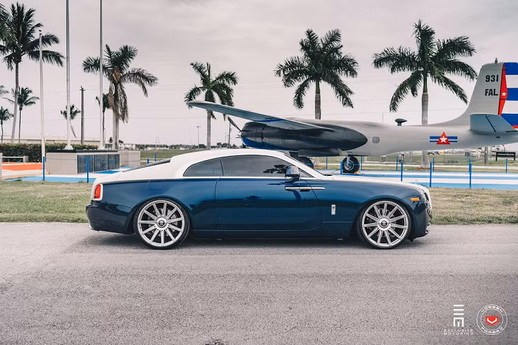 Nhiều năm trở lại đây, số lượng Rolls-Royce được sản xuất ngày một nhiều, theo đó mà nhu cầu cá nhân hóa những chiếc Rolls-Royce của một bộ phận các chủ nhân ngày một tăng. Ngoài chương trình Bespoke được cung cấp bởi chính Rolls-Royce Motorcars, những vị chủ nhân xe sang Rolls-Royce Wraith có thể lựa chọn những trang bị từ nhiều thương hiệu bên ngoài.