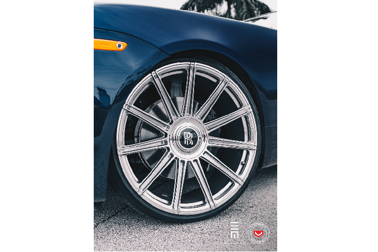 Bộ mâm này có một điểm đặc biệt chính là tâm bánh được thiết kế tương tự thương hiệu Rolls-Royce. Khi xe di chuyển, những logo ở tâm bánh xe vẫn sẽ đứng yên. Vì vậy, đối với những chiếc Rolls-Royce, chủ nhân vẫn có thể giữ logo bánh gốc gắn lên bộ mâm Vossen độ theo ý thích.