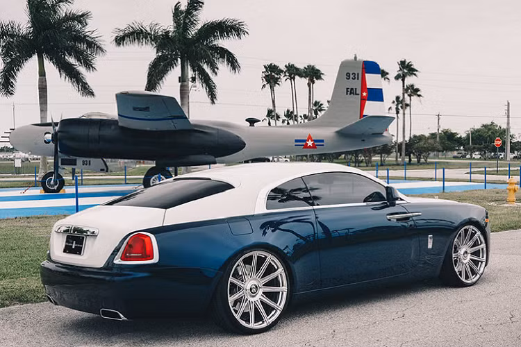 Với bộ mâm Vossen có kích thước lớn hơn đáng kể so với mâm tiêu chuẩn trên Wraith, chiếc xe này trông khá khỏe khoắn và khá độc đáo. Giá mâm Vossen cho Rolls-Royce khởi điểm cho một bộ 4 bánh rơi vào khoảng 7,200 Đô (khoảng 150 triệu đồng).