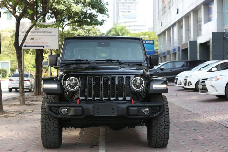 Ngoài ra, xe còn được trang bị hàng loạt các chi tiết tối quan trọng để phục vụ cho mục đích đi off-road như: hệ thống giảm xóc nổi tiếng Fox, mâm xe kích thước 17 inch kết hợp với bộ lốp Falken 33 inch…