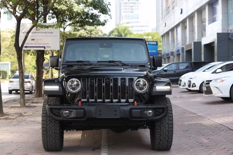 Ngoài ra, xe còn được trang bị hàng loạt các chi tiết tối quan trọng để phục vụ cho mục đích đi off-road như: hệ thống giảm xóc nổi tiếng Fox, mâm xe kích thước 17 inch kết hợp với bộ lốp Falken 33 inch…