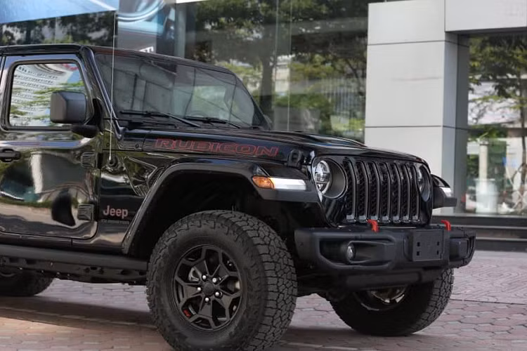 Thiết kế nội thất toàn những mảng vuông vức, dứt khoát. Các nút bấm cơ học và đồng hồ analog tạo cảm giác như chiếc xe đã sẵn sàng để off-road trong rừng.