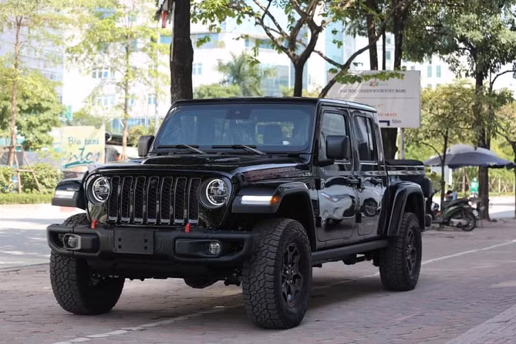 Thừa hưởng đặc tính việt dã của thương hiệu Jeep, xe sở hữu khả năng vượt địa hình ấn tượng với khoảng sáng gầm lên đến 282 mm và có thể lội nước với độ sâu 762 mm. Chiều dài của chiếc bán tải Jeep Gladiator Rubicon 2020 này 5.181 mm, dài hơn 800 mm so với chiếc SUV Jeep Wrangler và có chiều dài trục cơ sở 3.480 mm.
