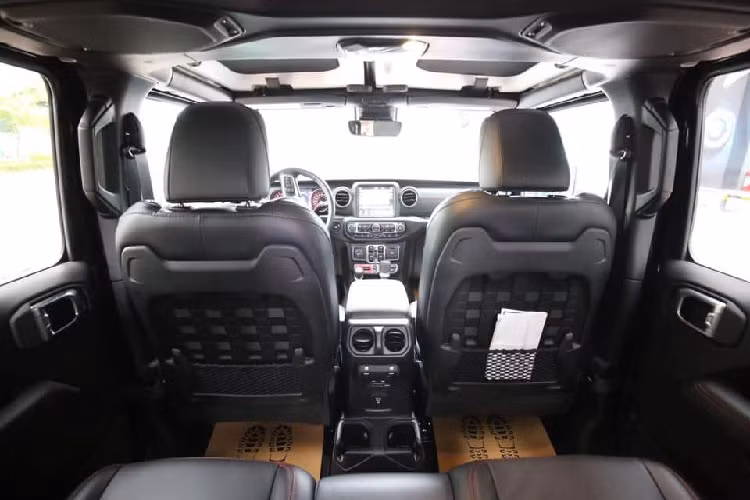 Jeep Gladiator Rubicon 2020 trang bị khối động cơ V6 có dung tích 3.6 lít, sản sinh công suất tối đa 285 mã lực và mô men xoắn cực đại đạt 352 Nm, đi kèm với đó hộp số tự động 8 cấp và hệ dẫn động 2 cầu.