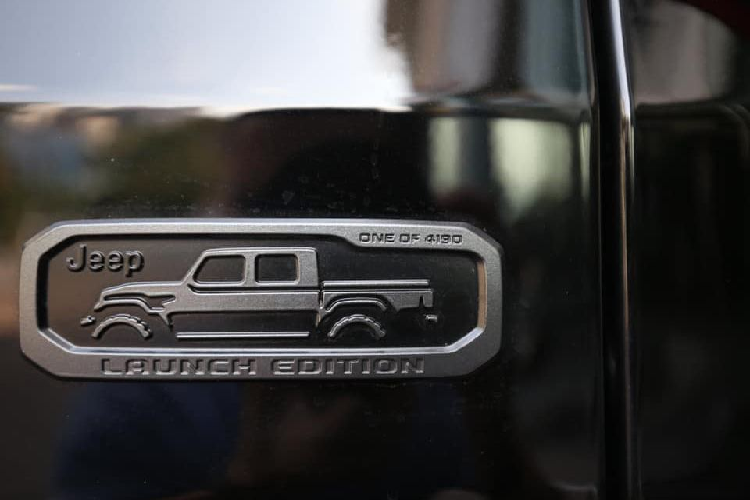 Tuy nhiên, xe vẫn khá tiện nghi với màn hình giải trí 6,5 inch, có kết nối Apple CarPlay và Android Auto. Các chi tiết trang trí màu đỏ tương phản với ghế bọc da đen. Vô lăng 3 chấu bọc da, tích hợp nhiều phím chức năng hỗ trợ người lái.