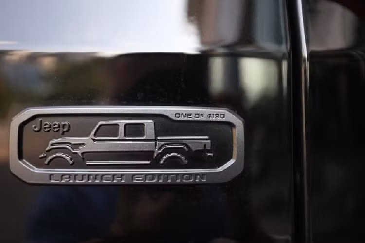 Tuy nhiên, xe vẫn khá tiện nghi với màn hình giải trí 6,5 inch, có kết nối Apple CarPlay và Android Auto. Các chi tiết trang trí màu đỏ tương phản với ghế bọc da đen. Vô lăng 3 chấu bọc da, tích hợp nhiều phím chức năng hỗ trợ người lái.