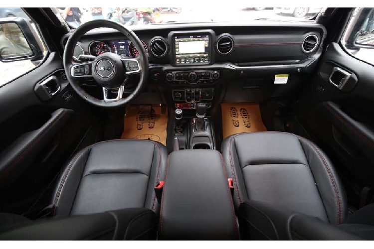 Xe có thiết kế nổi bật, chắc chắn, có thể nhận ra ngay lập tức với các đặc điểm thiết kế truyền thống của Jeep. Đội ngũ thiết kế của Jeep đã giữ lưới tản nhiệt 7 khe huyền thoại của dòng Wrangler, nhưng mở rộng các khe lưới tản nhiệt hơn.