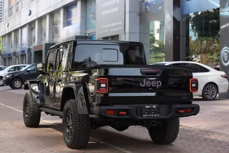 Jeep Gladiator Rubicon 2020 mới có thể trở thành chiếc bán tải mui trần cá tính với mui bạt hoặc mui cứng dễ dàng tháo rời tùy thuộc vào tùy chọn của chủ xe. Chiếc Jeep Gladiator Rubicon 2020 đầu tiên về Việt Nam được trang bị mui cứng, kính chắn gió phía trước có thể hạ xuống được.