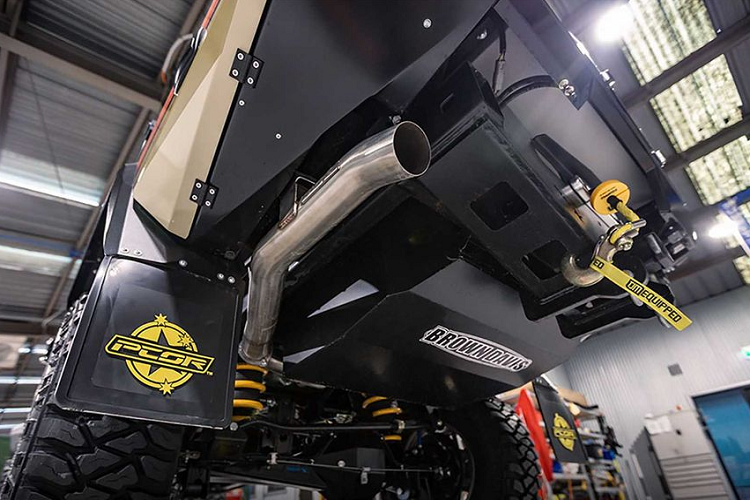 Hệ thống ống xả trên xe đã được độ lại. Nhà độ Patriot Campers Off Road cho biết, họ không can thiệp vào bất cứ chi tiết động cơ nào của xe.