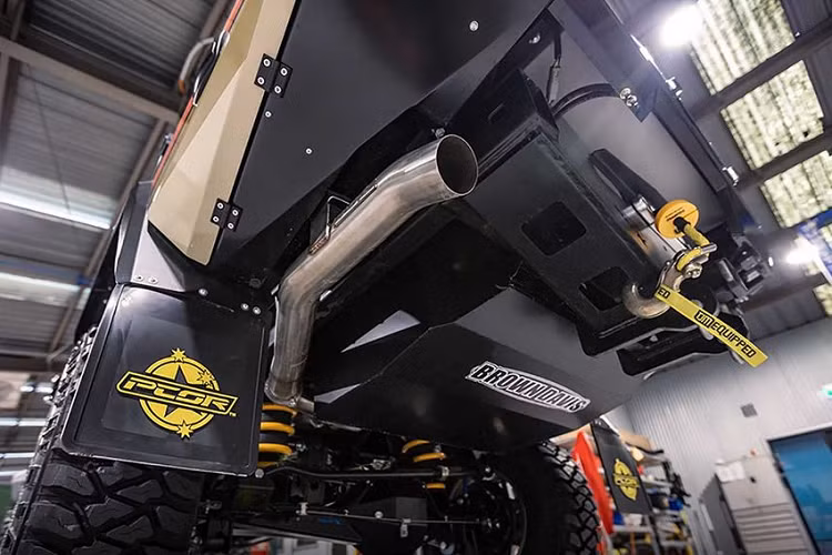 Hệ thống ống xả trên xe đã được độ lại. Nhà độ Patriot Campers Off Road cho biết, họ không can thiệp vào bất cứ chi tiết động cơ nào của xe.