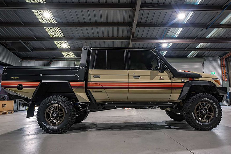 Ngoài những trang bị về thẩm mỹ, nhà độ Patriot Campers Off Road còn lắp đặt trên Toyota Land Cruiser Supertourer Desert Ops nhiều option phục vụ việc lái như hệ thống giảm sóc JMACX, trợ lực phanh thuỷ lực, thân xe được nâng lên 4 inch để tăng khả năng lội nước, bình nhiên liệu với dung tích tới 180L cực khủng cho những chuyến hành trình dài...