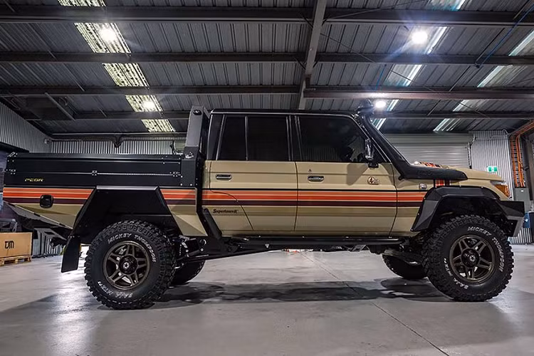 Ngoài những trang bị về thẩm mỹ, nhà độ Patriot Campers Off Road còn lắp đặt trên Toyota Land Cruiser Supertourer Desert Ops nhiều option phục vụ việc lái như hệ thống giảm sóc JMACX, trợ lực phanh thuỷ lực, thân xe được nâng lên 4 inch để tăng khả năng lội nước, bình nhiên liệu với dung tích tới 180L cực khủng cho những chuyến hành trình dài...