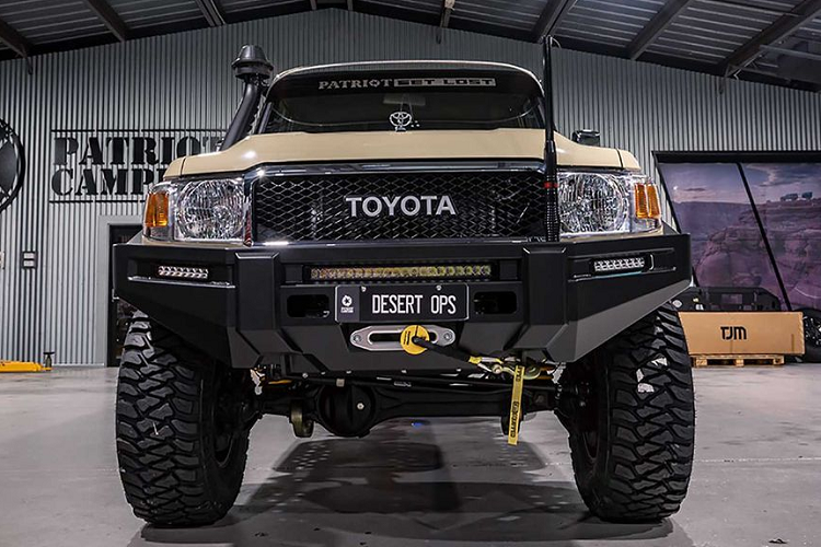 Về ngoại thất, nhà độ Patriot Campers Off Road đã can thiệp khá nhiều vào các chi tiết mặc định trên xe như thay bộ cản trước và sau, thay mâm - lốp, bộ body-kit hoàn toàn mới, độ thêm ống thở và các chi tiết nhỏ như ốp gương bằng chrome, màu sơn mang phong cách đổ điển...