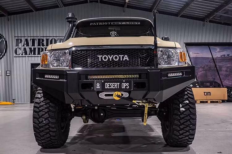 Về ngoại thất, nhà độ Patriot Campers Off Road đã can thiệp khá nhiều vào các chi tiết mặc định trên xe như thay bộ cản trước và sau, thay mâm - lốp, bộ body-kit hoàn toàn mới, độ thêm ống thở và các chi tiết nhỏ như ốp gương bằng chrome, màu sơn mang phong cách đổ điển...