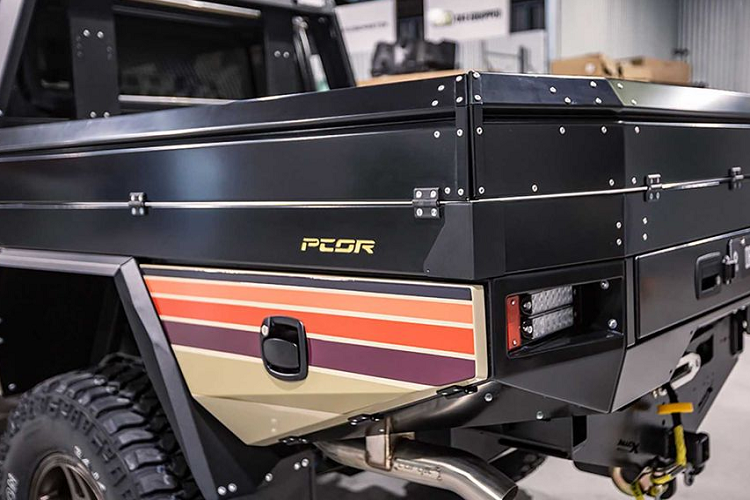 Một điểm thú vị là tuy Toyota Land Cruiser Supertourer Desert Ops được nhà độ danh tiếng nước Úc định hướng là một mẫu xe việt dã, off-road chuyên nghiệp nhưng không gian của mẫu xe này lại chứa đựng rất nhiều điều bất ngờ như bộ ghế trải lông cừu cao cấp, hệ thống âm thanh Hi-Fi Alpine và cả camera lùi... Tất cả những chi tiết này đều làm người dùng hết sức bất ngờ.