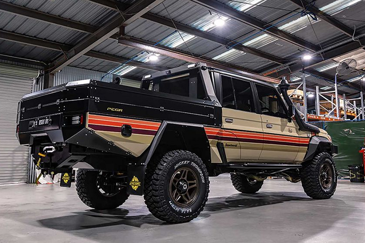 Nhìn từ bên hông, Toyota Land Cruiser Supertourer Desert Ops giống như một chiếc xuồng với dáng vẻ góc cạnh và độ vát đuôi lớn