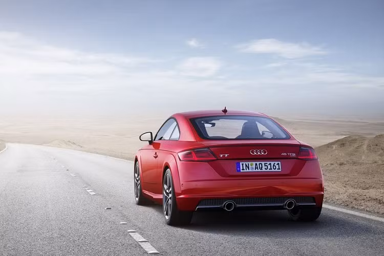 Được biết, xe sang điện Audi eTTron sẽ được trang bị 3 tuỳ chọn về pin khác nhau, bao gồm loại 45 kWh, 58 kWh và 78 kWh, tương đương với quãng đường di chuyển từ 320 - 547 km.