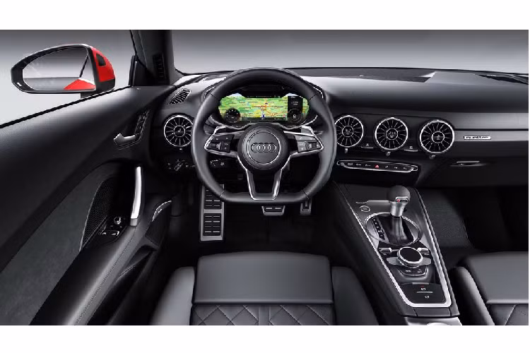 Nhiều nguồn tin rò rỉ cho biết, Audi eTTron 2020 mới sẽ sở hữu chiều dài tổng thể khoảng 4,35 mét, tức thấp hơn khá nhiều so với các mẫu crossover hiện nay của Audi. Bên cạnh đó, eTTron còn được sử dụng nền tảng MEB từ tập đoàn Volkswagen, việc này sẽ giúp mẫu xe này cắt giảm được tối đa chi phí sản xuất.