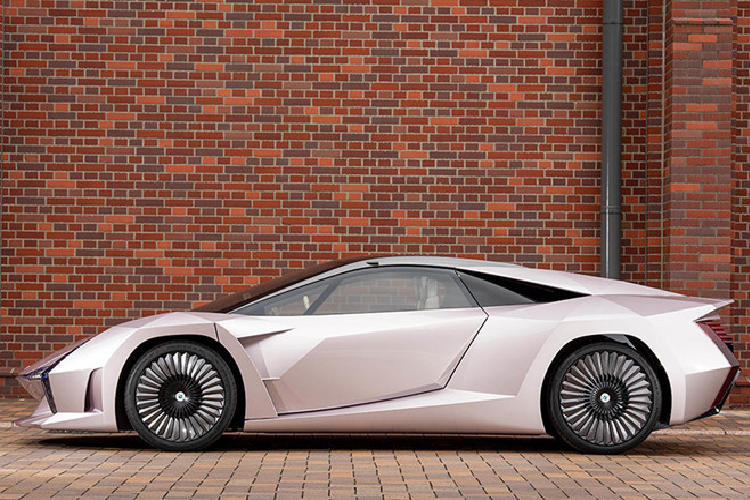 Kết cấu thân xe toát lên một thiết kế ấn tượng, có hình dáng của một chiếc siêu xe với khung gầm thấp, những đường nét thiết kế hình học táo bạo, đèn pha và đèn hậu sắc sảo thu hút mọi ánh nhìn. Cùng với đó là cửa mở kiểu cánh chim.