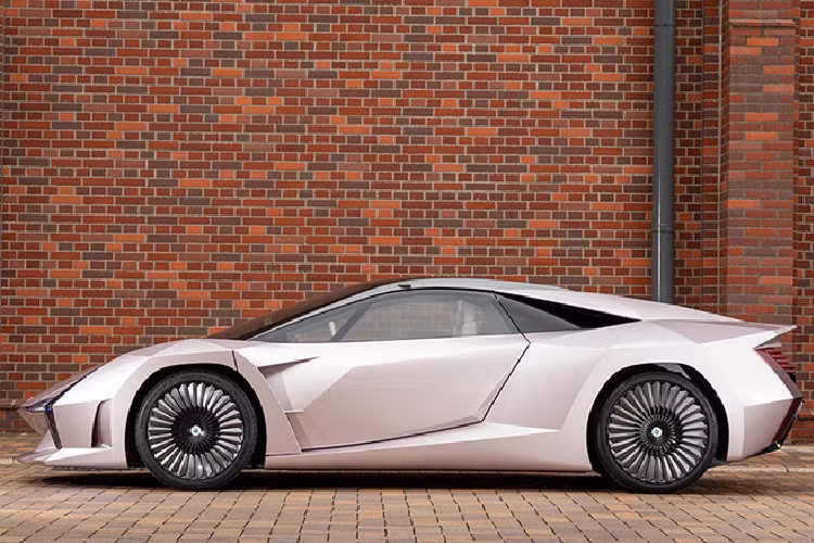 Kết cấu thân xe toát lên một thiết kế ấn tượng, có hình dáng của một chiếc siêu xe với khung gầm thấp, những đường nét thiết kế hình học táo bạo, đèn pha và đèn hậu sắc sảo thu hút mọi ánh nhìn. Cùng với đó là cửa mở kiểu cánh chim.