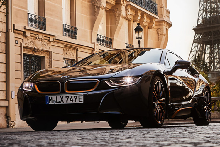 Trong khi đó, BMW i8 Ultimate Sophisto Edition viết lên chương cuối cho mẫu xe đặc biệt đã có từ năm 2014. i8 cũng trở thành mẫu xe thể thao plug-in-hybrid thành công nhất hiện nay của BMW.