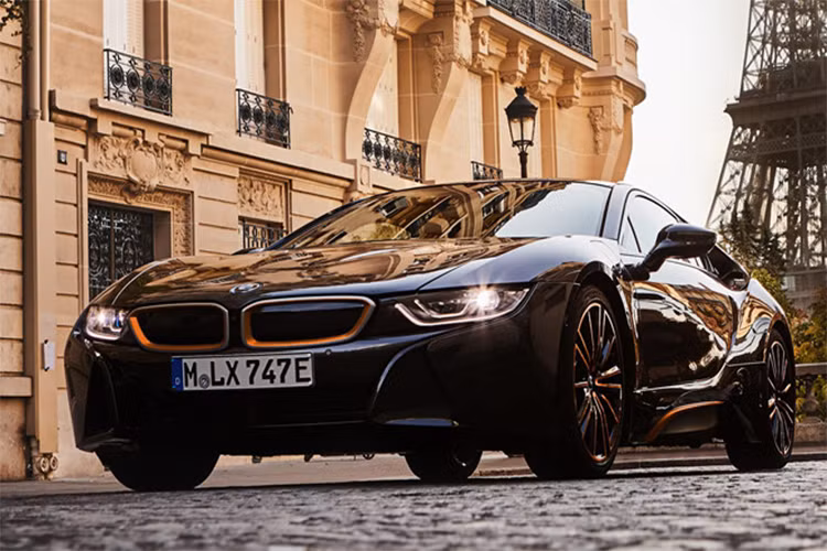 Trong khi đó, BMW i8 Ultimate Sophisto Edition viết lên chương cuối cho mẫu xe đặc biệt đã có từ năm 2014. i8 cũng trở thành mẫu xe thể thao plug-in-hybrid thành công nhất hiện nay của BMW.
