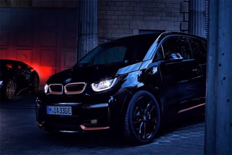 Xe dùng động cơ điện eDrive cho công suất 181 mã lực tại 4.100 vòng/phút và mô-men xoắn 270 Nm tại 0 vòng/phút, tăng tốc 0-96 km/h trong 6,8 giây. Khối pin 42,2 kWh của xe cho phép di chuyển 246 km.