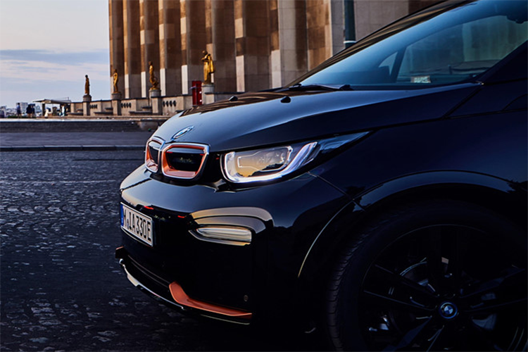 BMW i3s Edition RoadStyle mới được trang bị bộ mâm hợp kim nhẹ chấu kép 20 inch sơn màu đen bóng Jet Black.