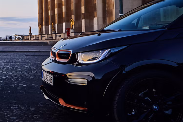 BMW i3s Edition RoadStyle mới được trang bị bộ mâm hợp kim nhẹ chấu kép 20 inch sơn màu đen bóng Jet Black.