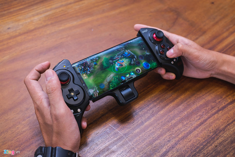 Nhu cầu chơi game trên điện thoại ngày nay đang khá phát triển tại Việt Nam. Đi kèm với đó là giá trị giải thưởng của các game mobile cũng tăng theo để thúc đẩy thị trường phát triển. Theo số liệu từ AppOta, cứ 2 người Việt có 1 người chơi game trên di động. Tuy vậy, game di động vẫn tồn tại nhiều hạn chế như máy nóng, điều khiển khó, người chơi đổ mồ hôi tay.