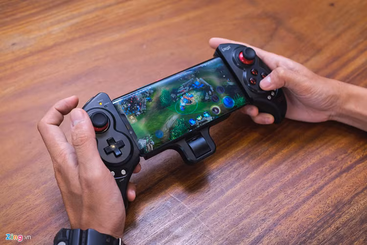 Nhu cầu chơi game trên điện thoại ngày nay đang khá phát triển tại Việt Nam. Đi kèm với đó là giá trị giải thưởng của các game mobile cũng tăng theo để thúc đẩy thị trường phát triển. Theo số liệu từ AppOta, cứ 2 người Việt có 1 người chơi game trên di động. Tuy vậy, game di động vẫn tồn tại nhiều hạn chế như máy nóng, điều khiển khó, người chơi đổ mồ hôi tay.