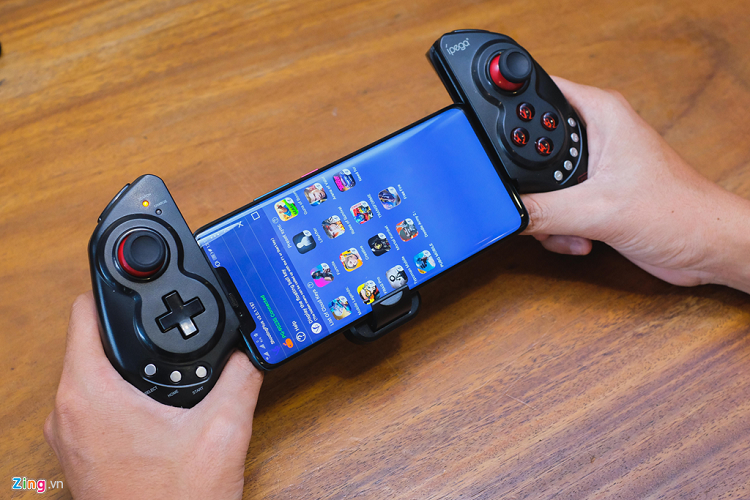 Tuy vậy, điểm khiến tôi khá khó chịu là phần đỡ cạnh dưới thiết kế cho máy tính bảng nên khi dùng cho di động máy nằm thấp, khó nhìn.