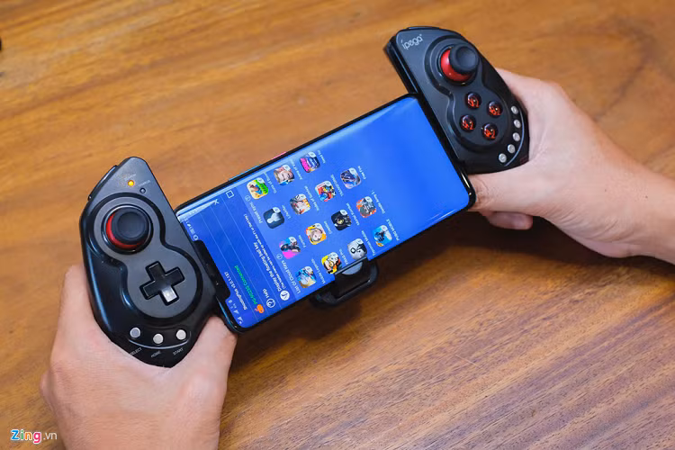 Tuy vậy, điểm khiến tôi khá khó chịu là phần đỡ cạnh dưới thiết kế cho máy tính bảng nên khi dùng cho di động máy nằm thấp, khó nhìn.